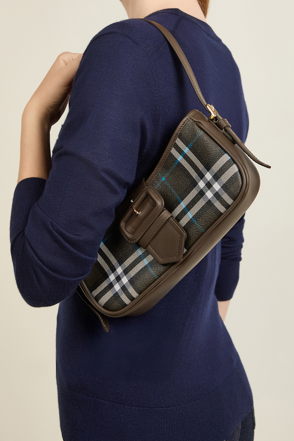 תמונת כל הלוק של תיק כתף סלינג BURBERRY